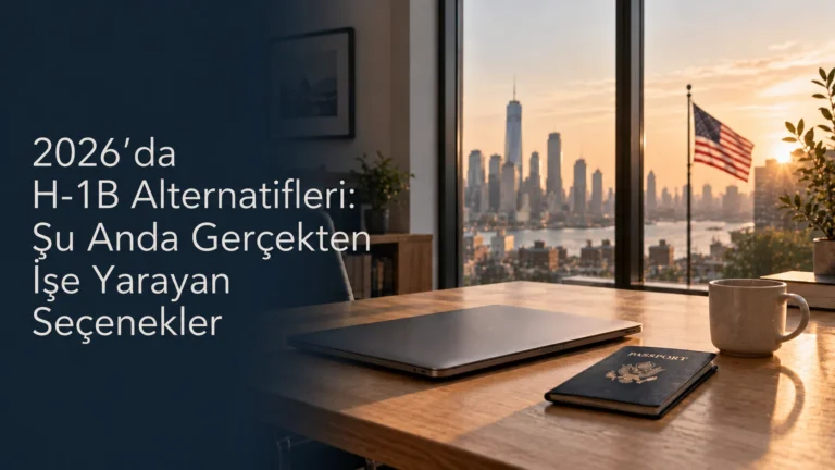 Pencerenin ardında bir Amerika şehir silueti ve Amerikan bayrağı bulunan, sabahın ilk ışıklarında kapalı bir dizüstü bilgisayar ve pasaportun yer aldığı sessiz bir Amerikan ofisindeki masa; 2026'da H-1B alternatiflerini anlatıyor.